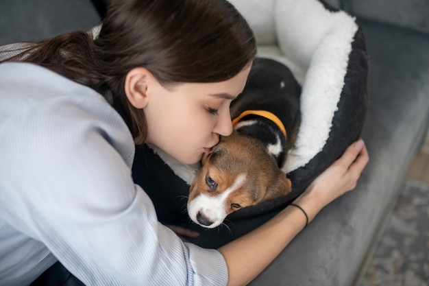 Il proprietario di un animale domestico che bacia il suo adorabile cucciolo