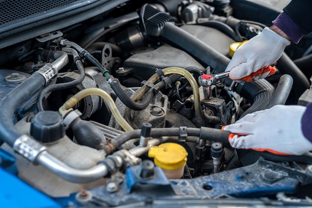 Il proprietario di un'auto costosa ha portato la propria auto per la riparazione in un servizio di auto con riparazione