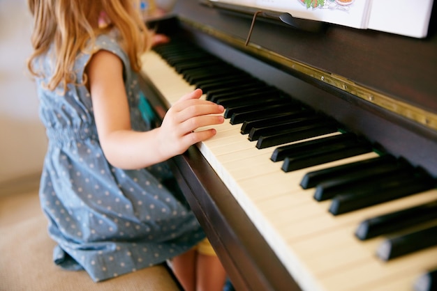 Il prossimo Mozart nella realizzazione Ritagliata di una bambina che suona il piano