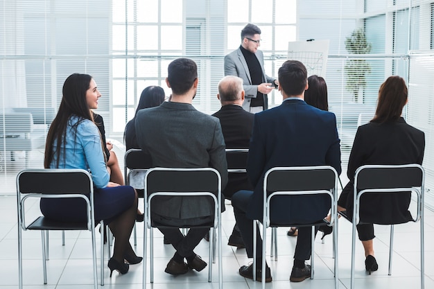 Il pubblico ascolta il docente nella sala conferenze