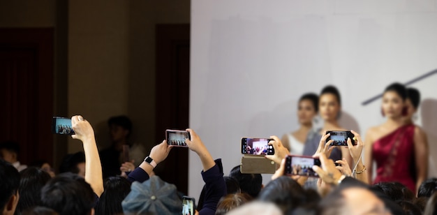 Il pubblico usa il telefono cellulare dello smartphone per scattare una foto