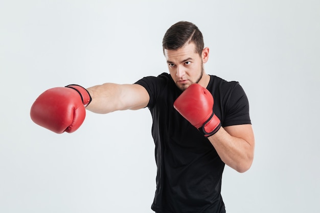 Il pugile si allena con i guantoni da boxe