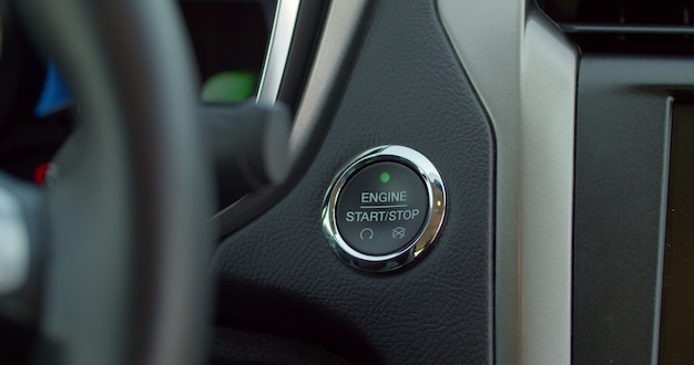 Il pulsante di accensione dell'auto viene premuto per avviare e arrestare il veicolo. premendo il pulsante di accensione per avviare il motore dell'auto ibrida con accensione senza chiave.