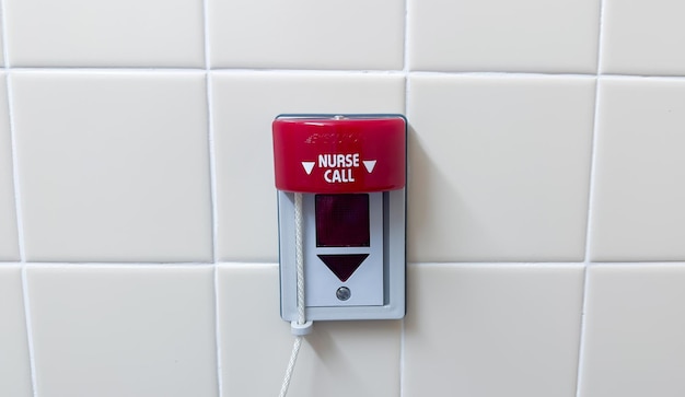 Il pulsante di chiamata di un infermiere rosso su una parete