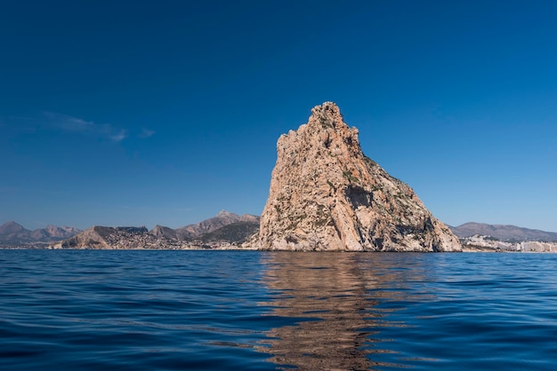 Il punto della montagna di Ifach Penon, Calpe dal mare blu, provincia di Alicante, Spagna