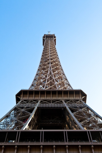 Il punto di riferimento universale di Parigi su uno sfondo blu pulito