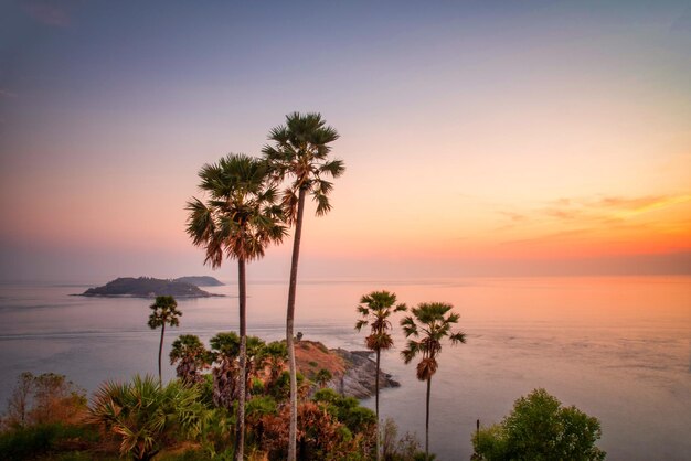 Il punto di vista di Phromthep cape al tramonto a Phuket, in Thailandia.