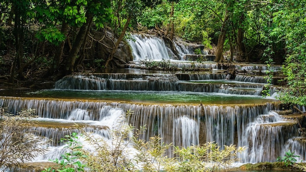 Il punto panoramico di livello 4 alle cascate di Huay Mae Khamin si trova nel Parco nazionale Khuean Srinagarindra, a nord di Kanchanaburi, le cascate a sette livelli, Thailandia