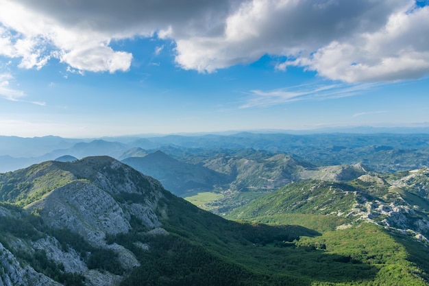 Il punto panoramico è in cima a un'alta montagna