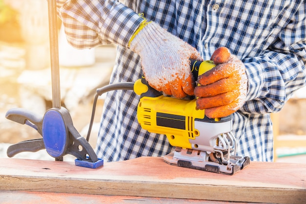 Il puzzle giallo per la lavorazione del legno