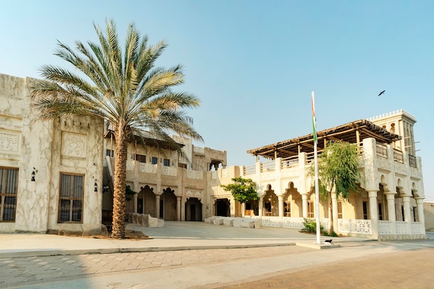 Il quartiere storico di Shindagha nel quartiere di Dubai Creek è una popolare attrazione turistica e turistica nella vecchia Dubai degli Emirati Arabi Uniti