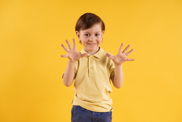 Il ragazzino mostra i palmi delle mani.