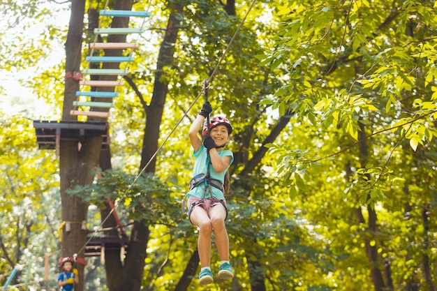 Il ragazzino scende la zipline nel parco