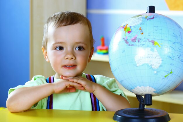 Il ragazzino sta giocando con un globo