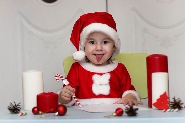 Il ragazzino sta scrivendo una lettera a Babbo Natale