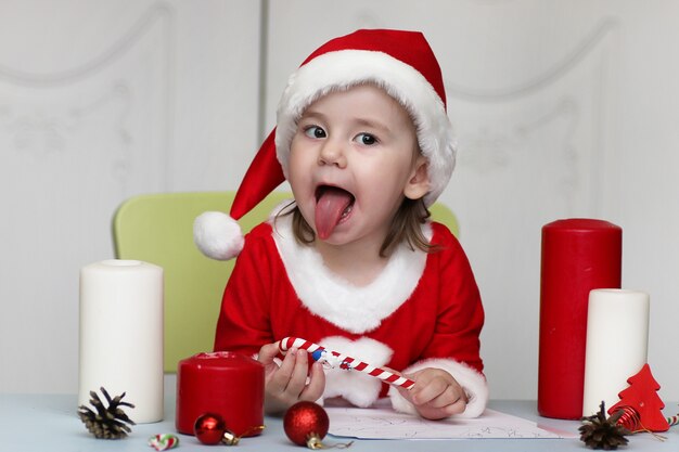 Il ragazzino sta scrivendo una lettera a Babbo Natale