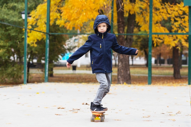 Il ragazzino urbano impara a cavalcare un penny board