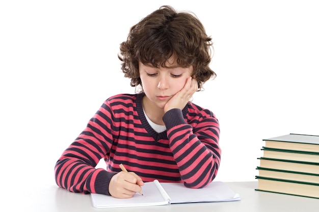 Il ragazzo adorabile si è stancato con molti libri su una priorità bassa eccessiva bianca