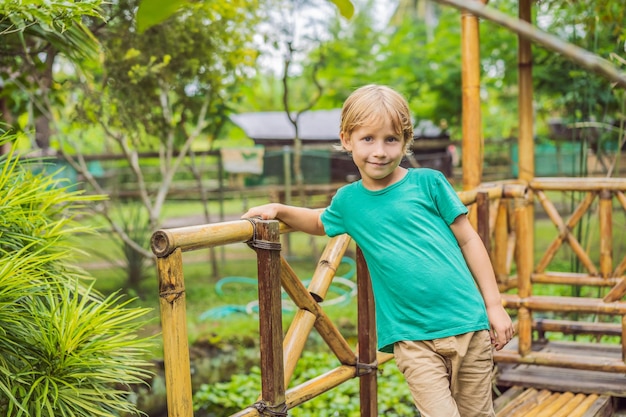 Il ragazzo al parco giochi di bambù Parco giochi ecologico