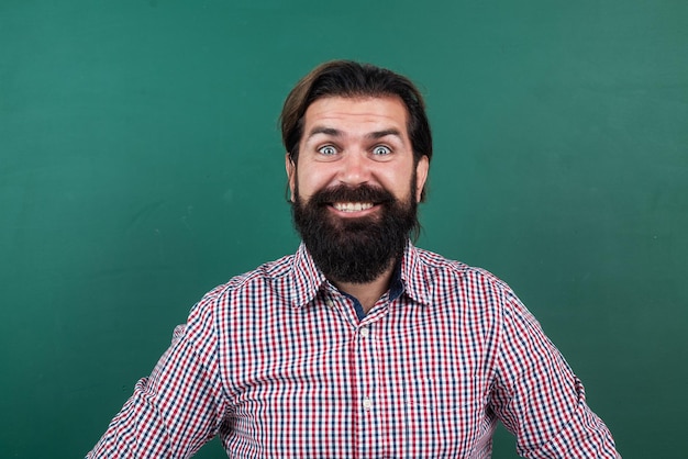 Il ragazzo allegro con la barba ha un bel sorriso di felicità