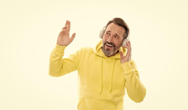 Il ragazzo anziano di canto rilassante ascolta musica e canta isolato su bianco