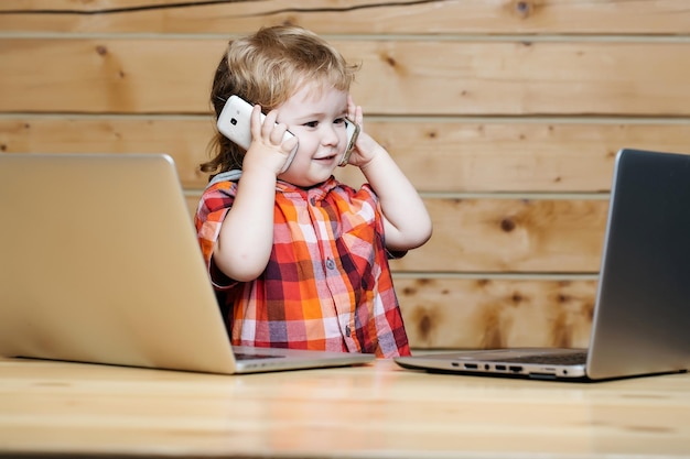 Il ragazzo carino parla al telefono