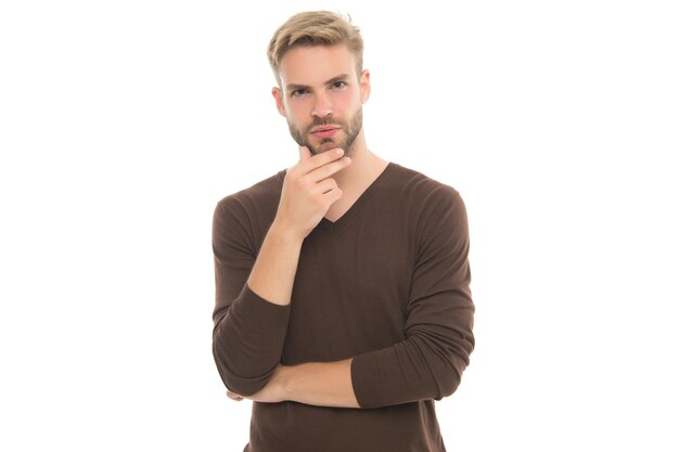 Il ragazzo carismatico ha un'acconciatura alla moda che indossa abiti in stile casual isolato su bianco, cura della barba.