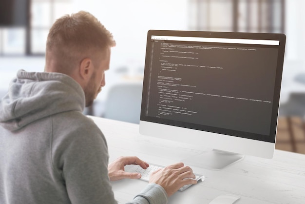 Il ragazzo che programma su un computer in ufficio