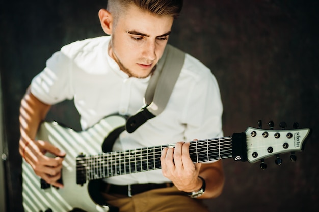 Il ragazzo che suona la chitarra