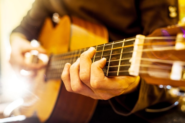 Il ragazzo che suona una chitarra acustica Riprese in controluce