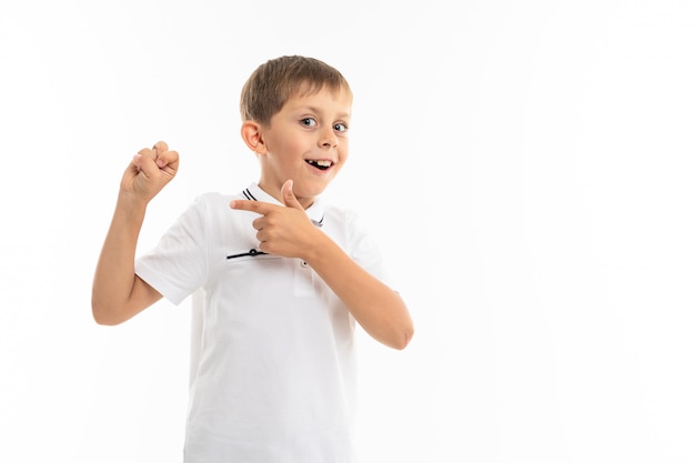 Il ragazzo con i colpi in maglietta bianca e vetri mostra la sua mano su un pugno su un bianco