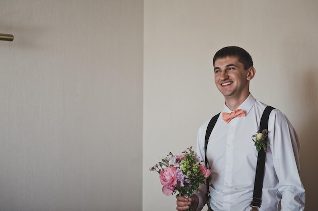 Il ragazzo con il bouquet va dalla sposa 3871