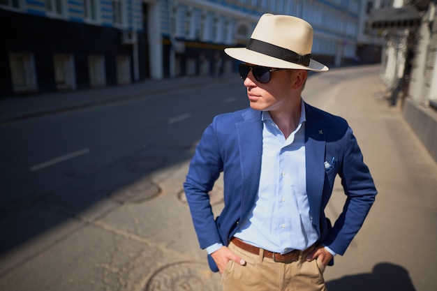 il ragazzo con il cappello per strada