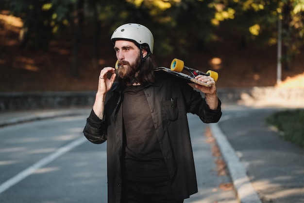 Il ragazzo con il consiglio fuma una sigaretta. Stile di vita. Foto di alta qualità