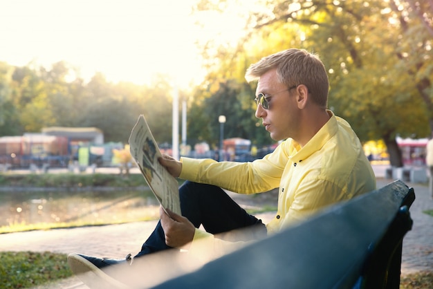 Il ragazzo con il giornale in mano.