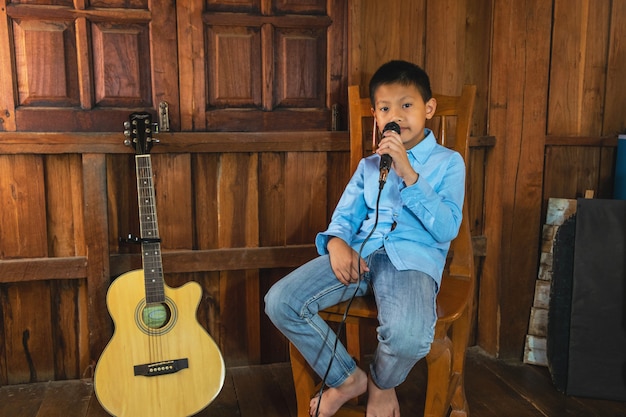 Il ragazzo con il microfono. Un bambino piccolo canta