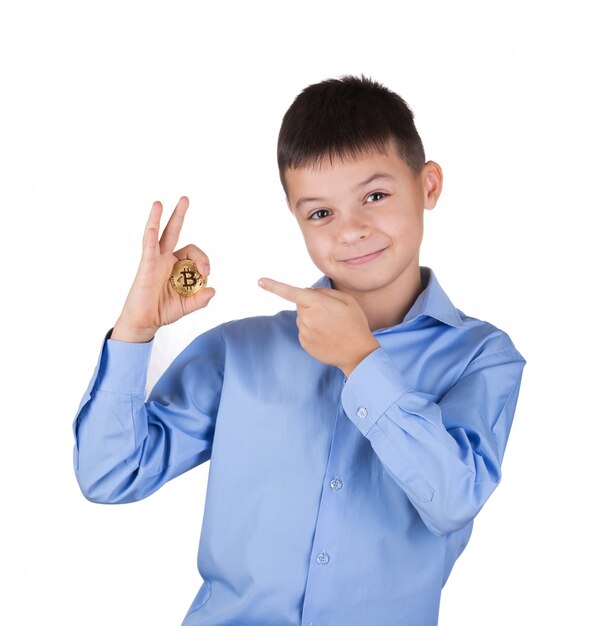 Il ragazzo con la camicia blu tiene in mano bitcoin e punti