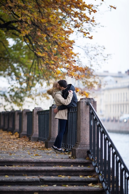 Il ragazzo con la ragazza che si accarezza nel parco.