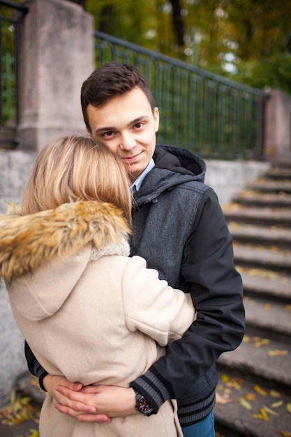 Il ragazzo con la ragazza che si accarezza nel parco.