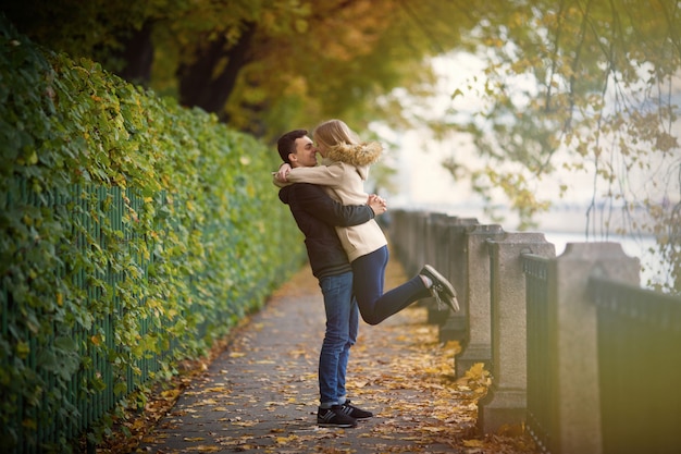 Il ragazzo con la ragazza che si accarezza nel parco.