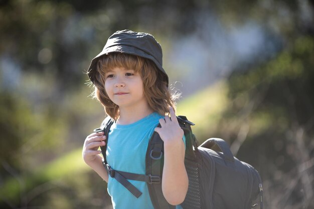 Il ragazzo del bambino con lo zaino che fa un'escursione nelle montagne sceniche Il turista locale del ragazzo fa un'escursione locale