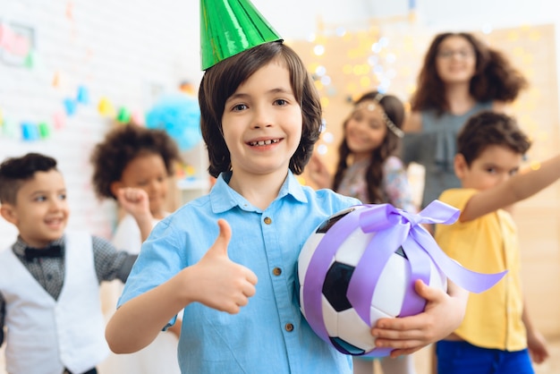 Il ragazzo del compleanno mostra che è soddisfatto del regalo.