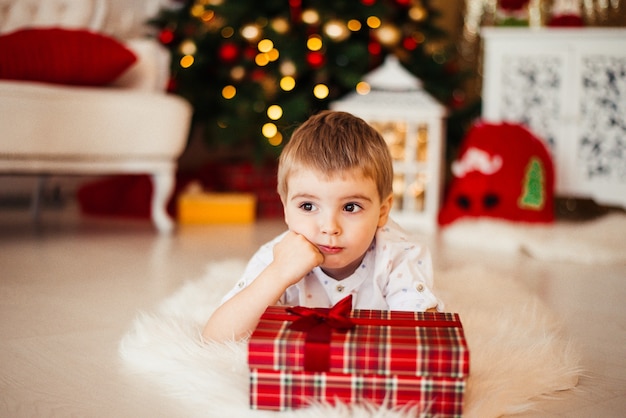 Il ragazzo della mattina di Natale disimballa i regali