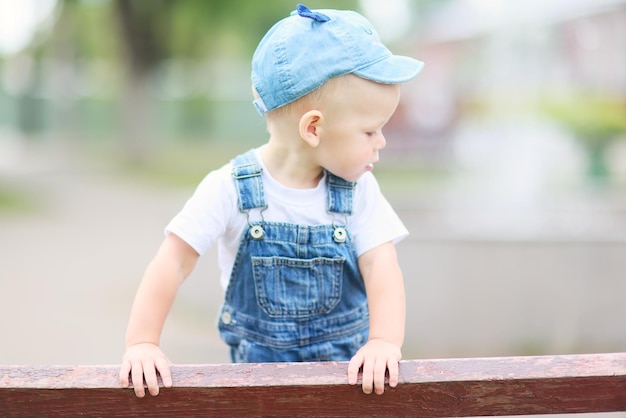 il ragazzo della tuta dei jeans del bambino cammina in estate