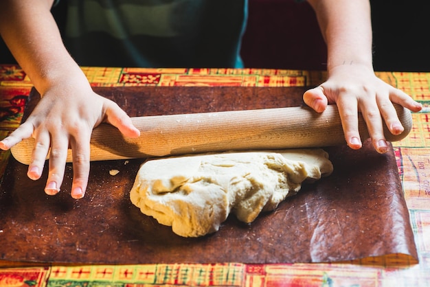 Il ragazzo di 9 anni stende la pasta