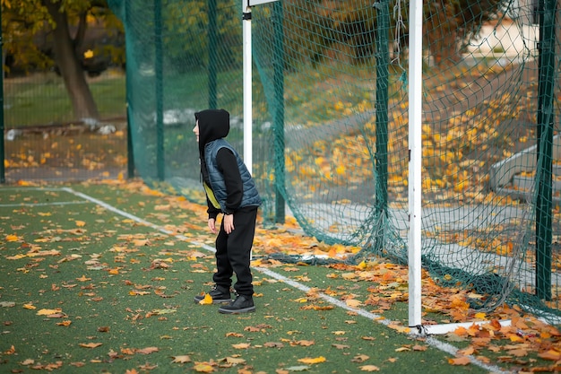 Il ragazzo di un atleta sta in porta e aspetta che la palla venga servita.