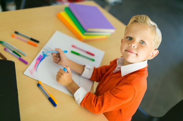 Il ragazzo disegna in ufficio