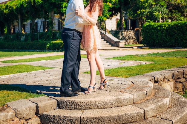 Il ragazzo e la ragazza che ballano per strada