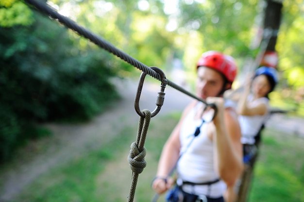 Il ragazzo e la ragazza sono ostacoli sulla corda della strada