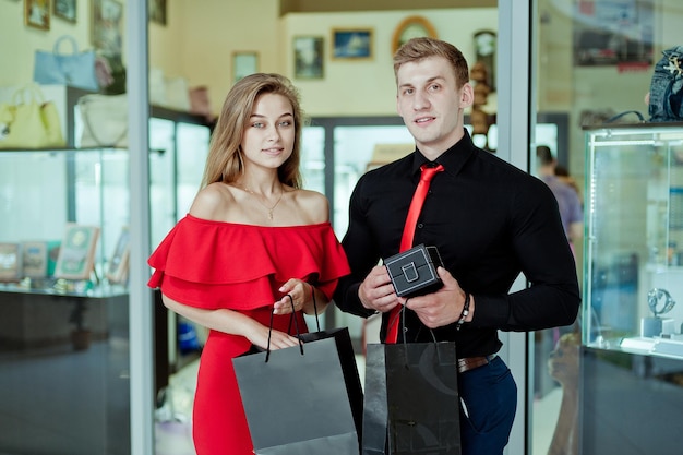 Il ragazzo e la ragazza stanno comprando l'orologio